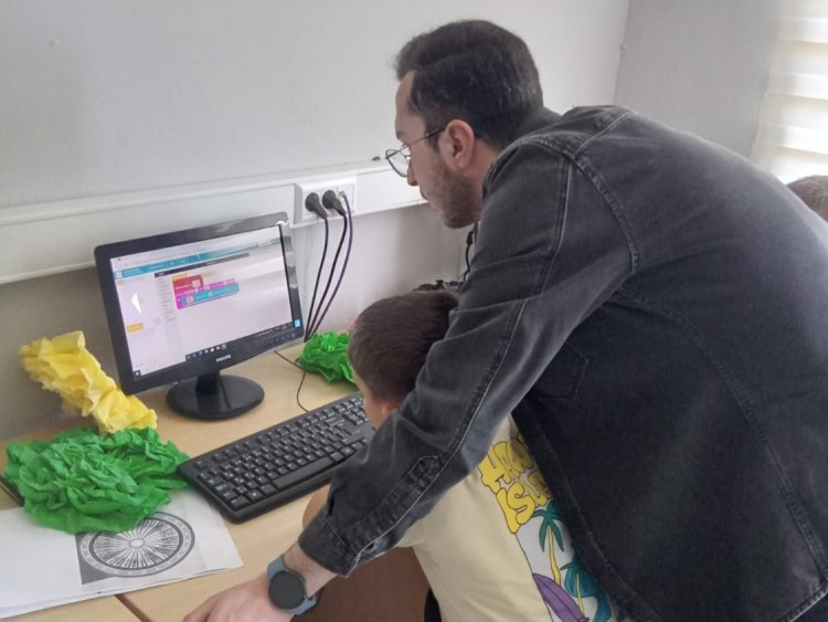 BTÜ Öğrencilerinden Seçköy İlköğretim Okulu’na Kodlama Ziyareti